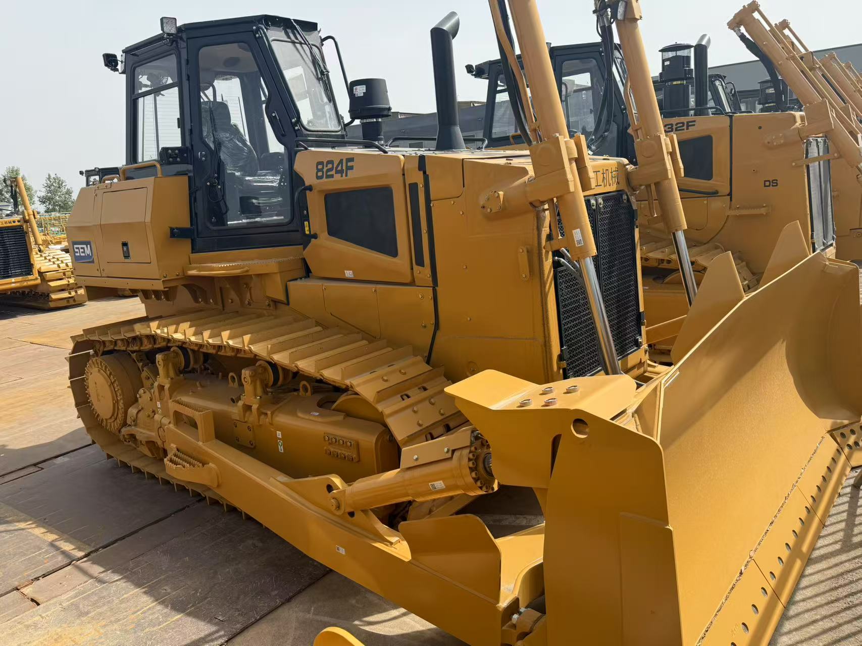 2025 New Crawler Dozer SEM 824F