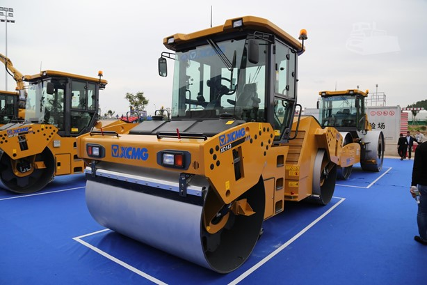 2025 New Smooth Drum Compactor XCMG XD143