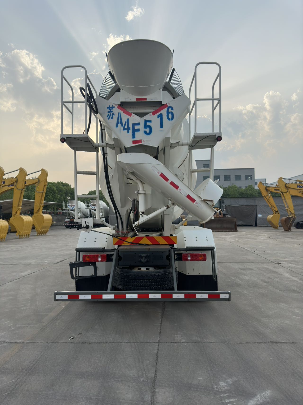 2024 New Concrete Mixer Truck XCMG NXG5310GJBN5C