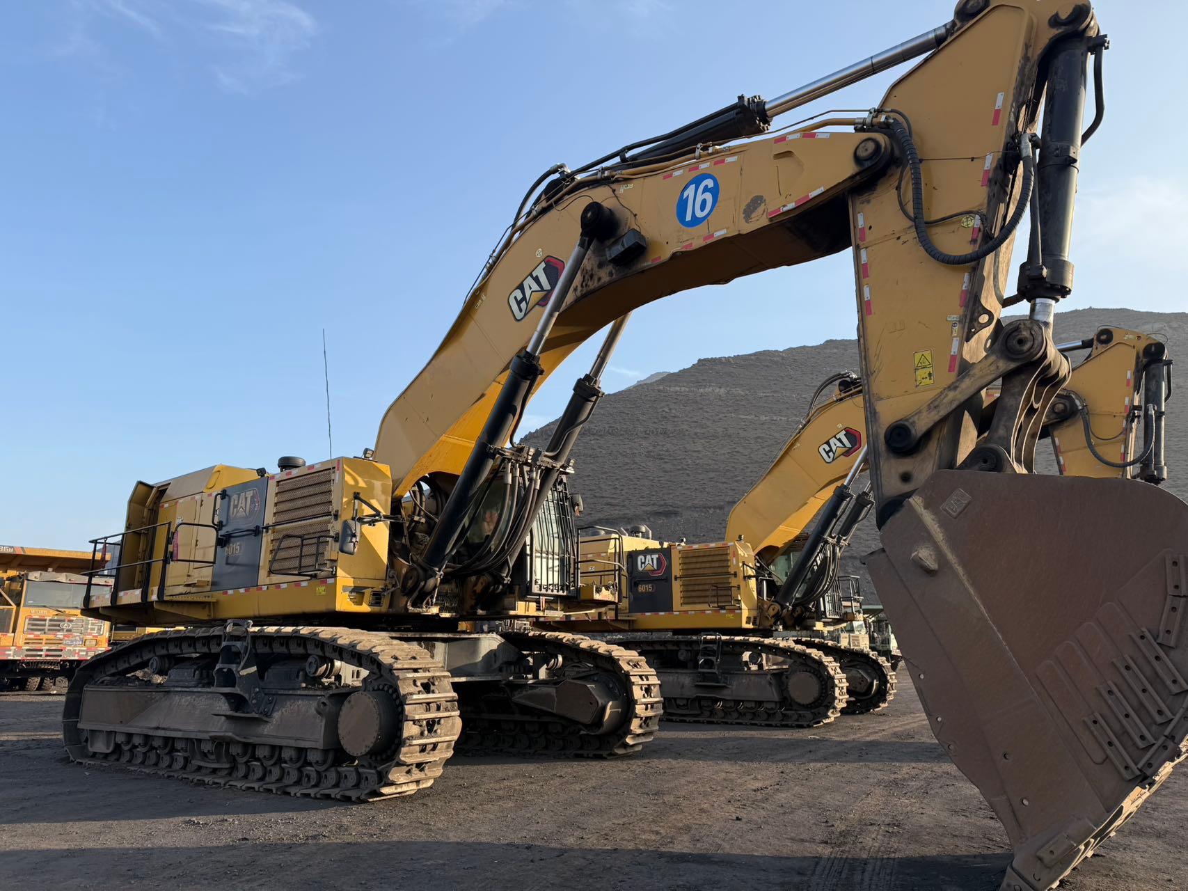 2021 Used Crawler Excavator CATERPILLAR 6015