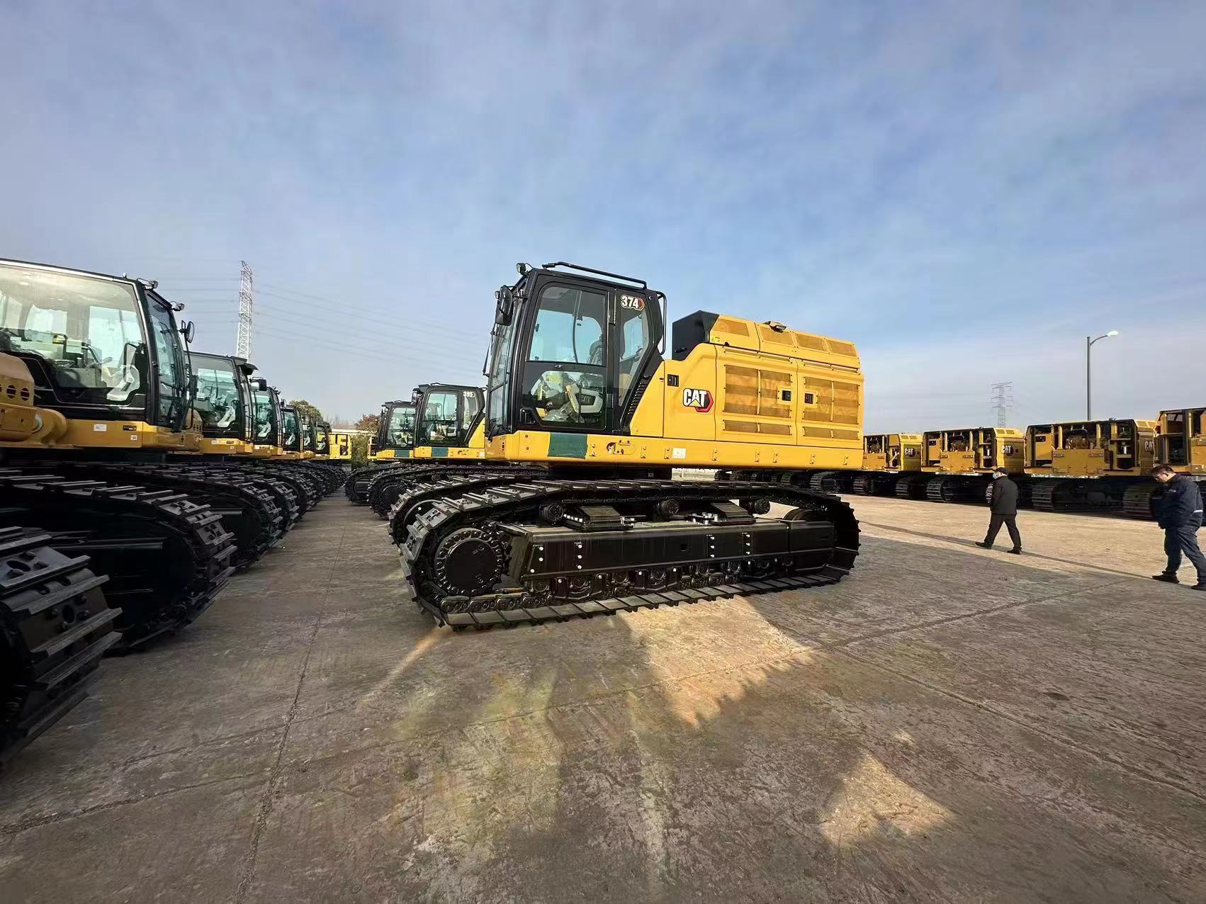 2025 Earthmoving Machinery CAT 374