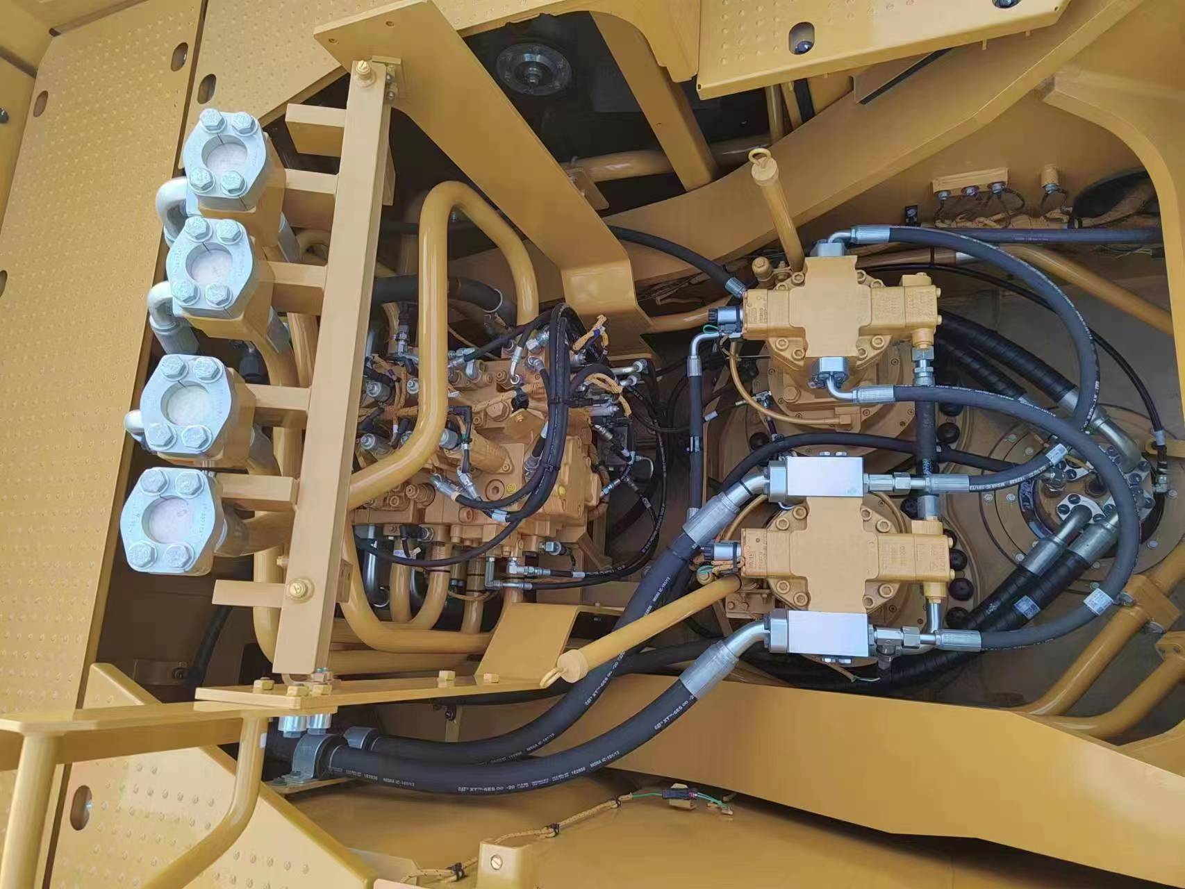 2025 Earthmoving Machinery CAT 374