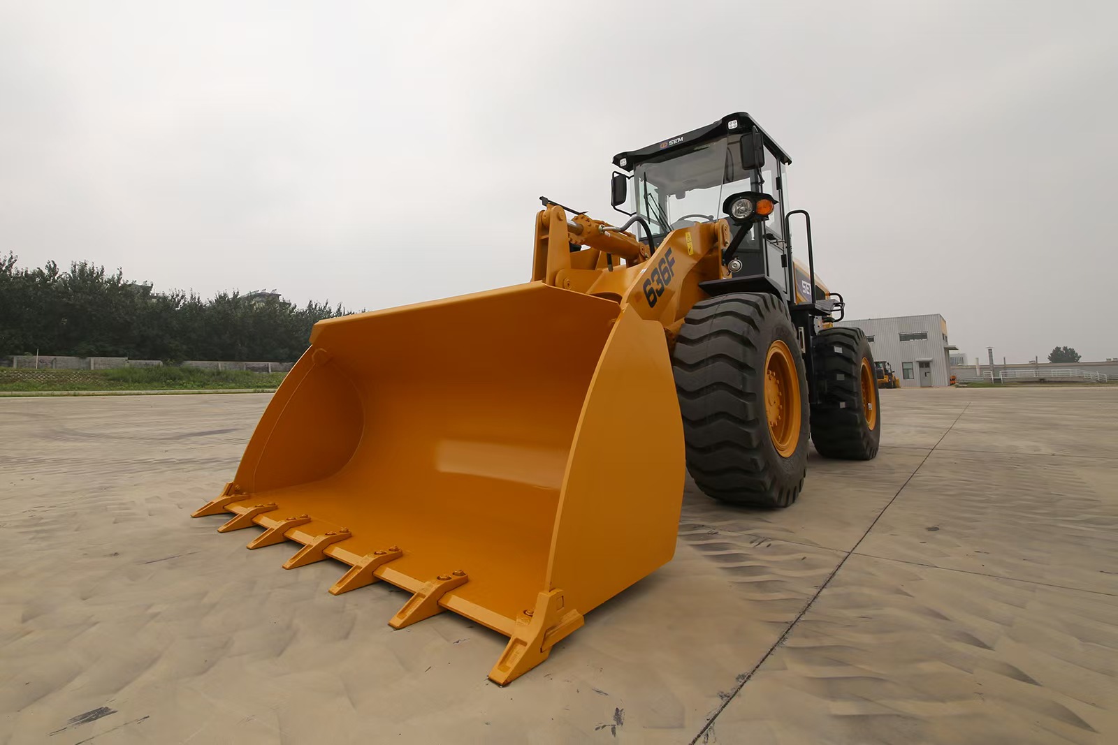 2025 Earthmoving Machinery SEM 636F