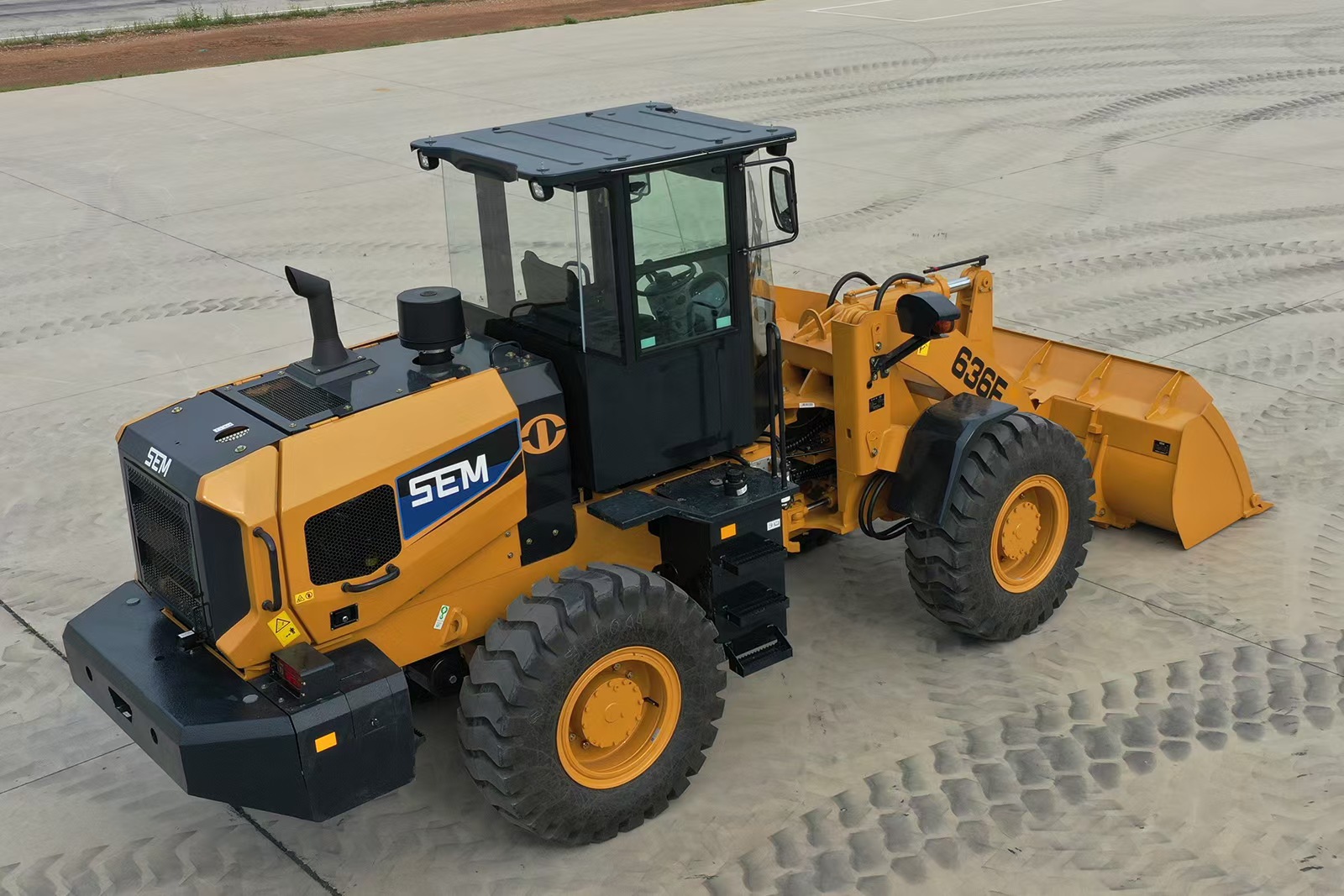 2025 Earthmoving Machinery SEM 636F