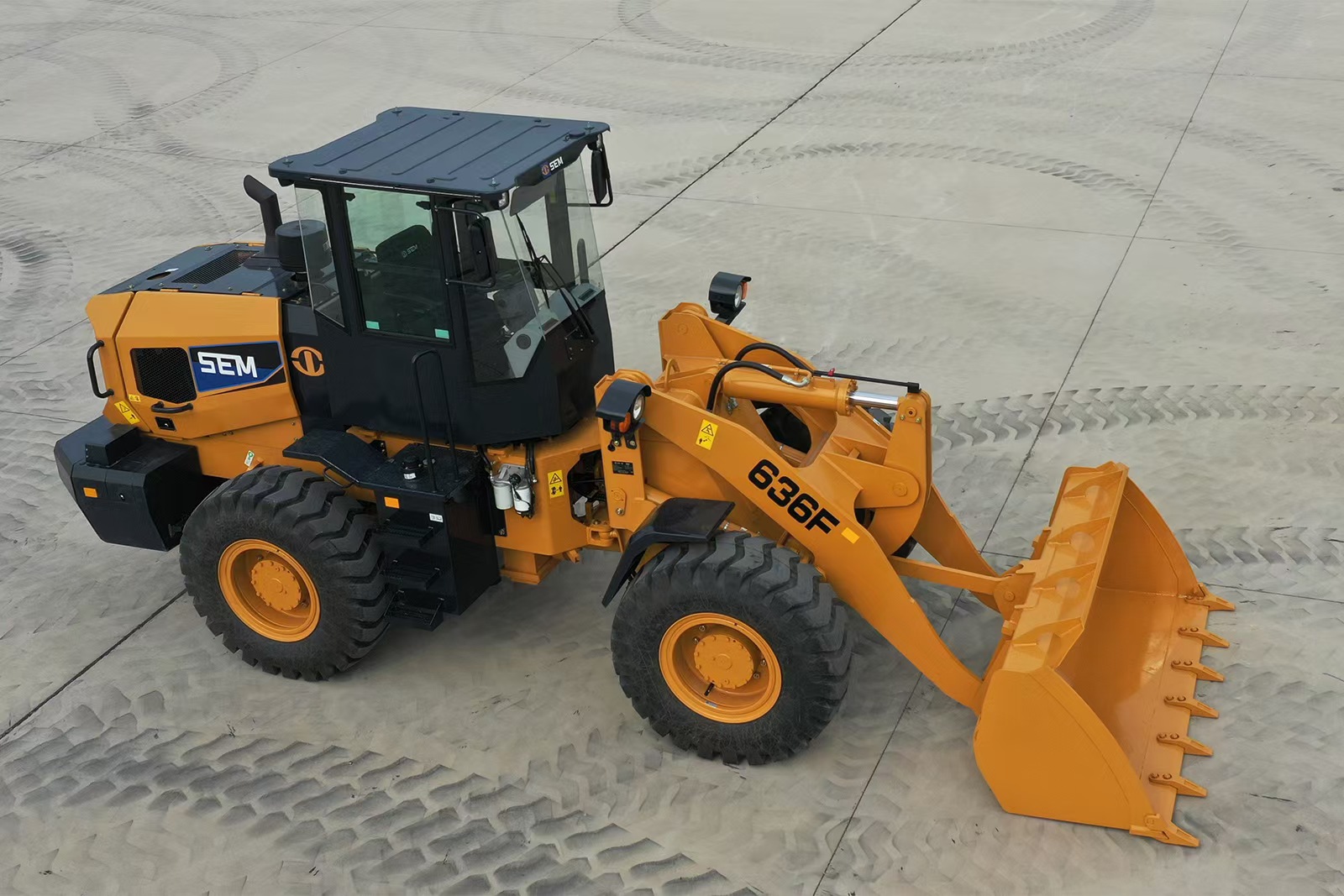 2025 Earthmoving Machinery SEM 636F