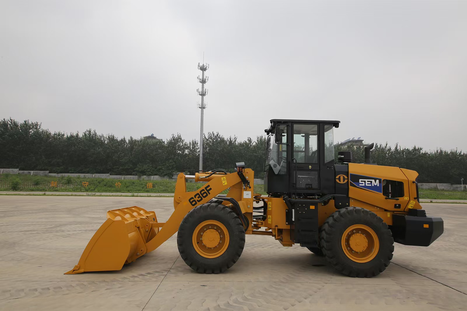 2025 Earthmoving Machinery SEM 636F