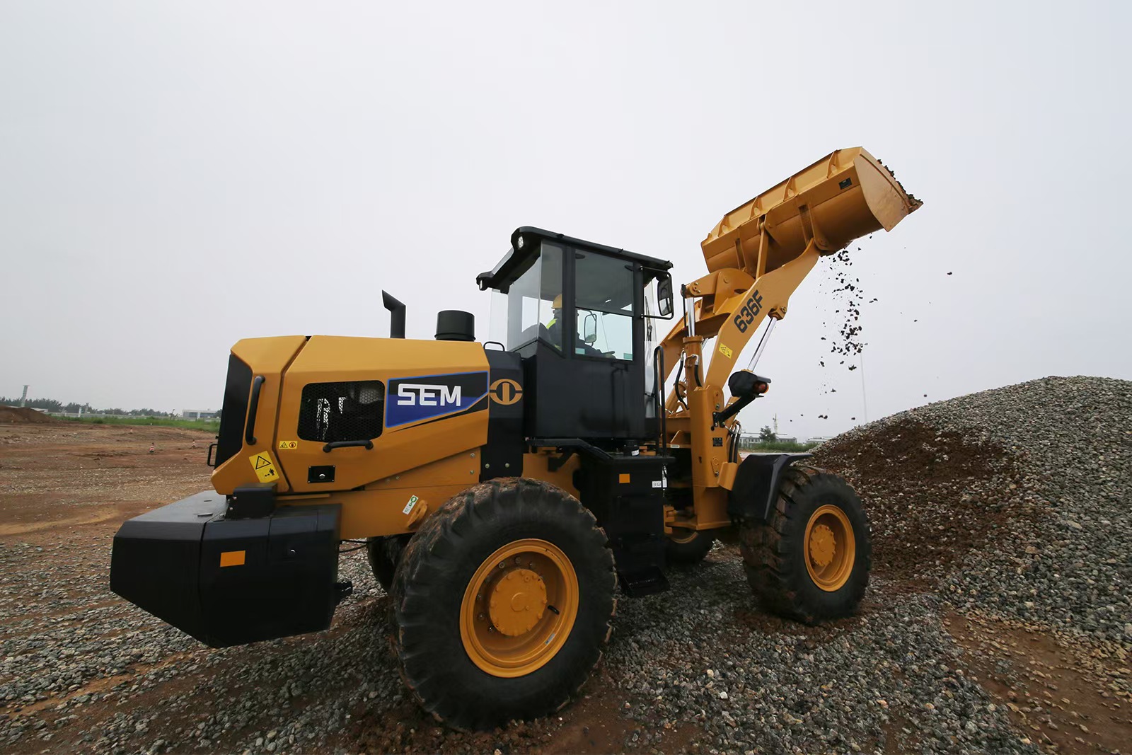 2025 Earthmoving Machinery SEM 636F