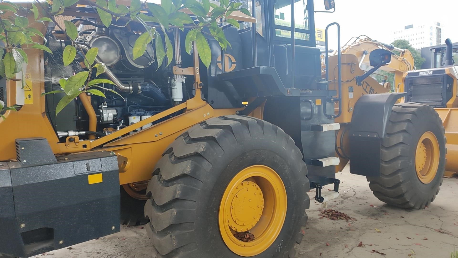 2025 Earthmoving Machinery SEM 656F