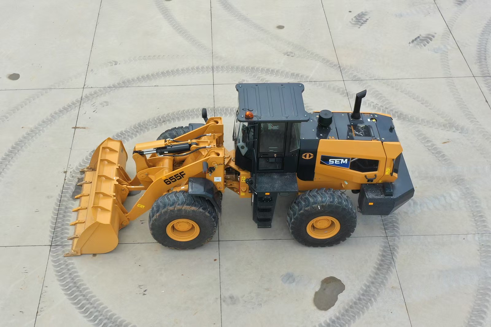 2025 Earthmoving Machinery SEM 655F