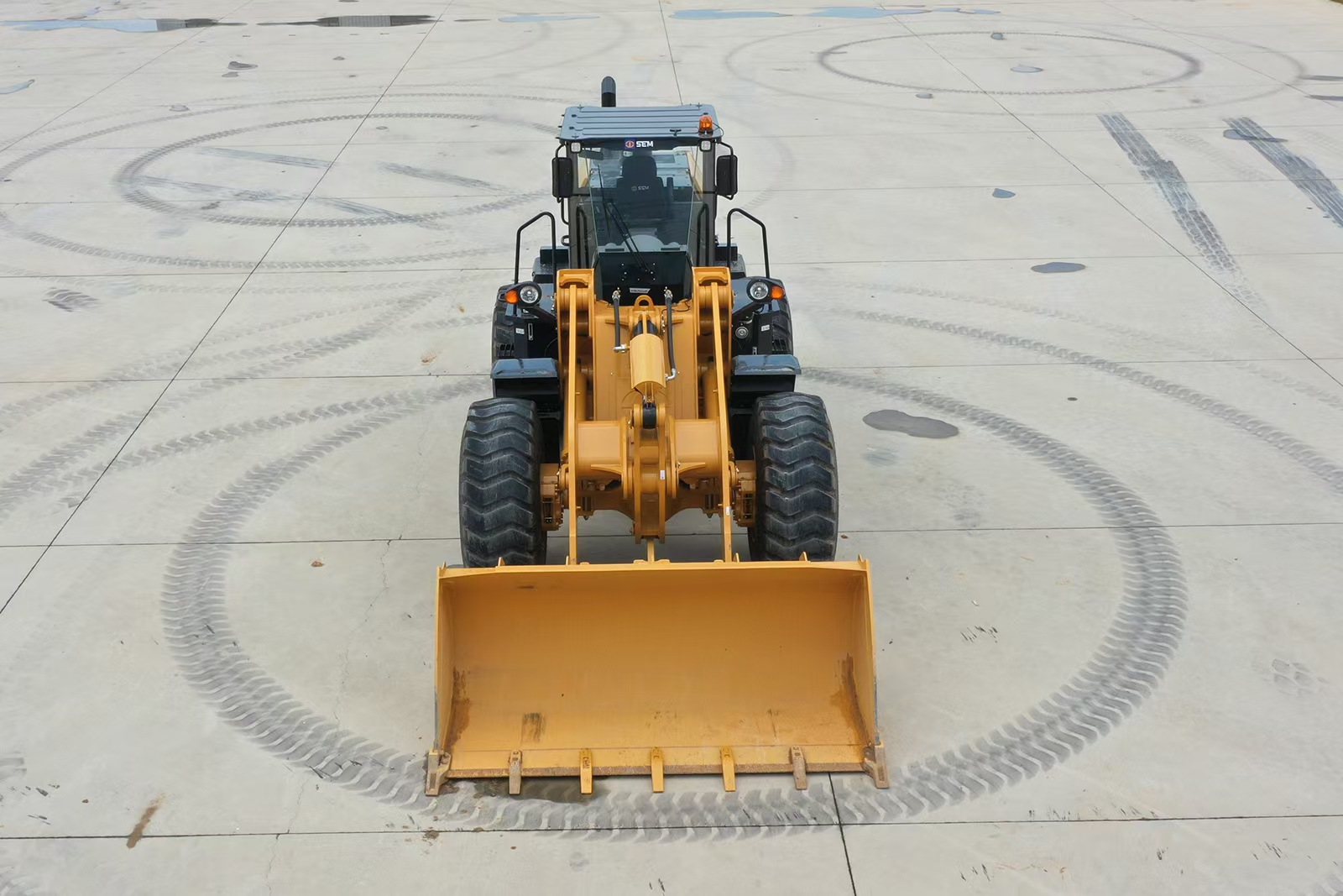 2025 Earthmoving Machinery SEM 655F