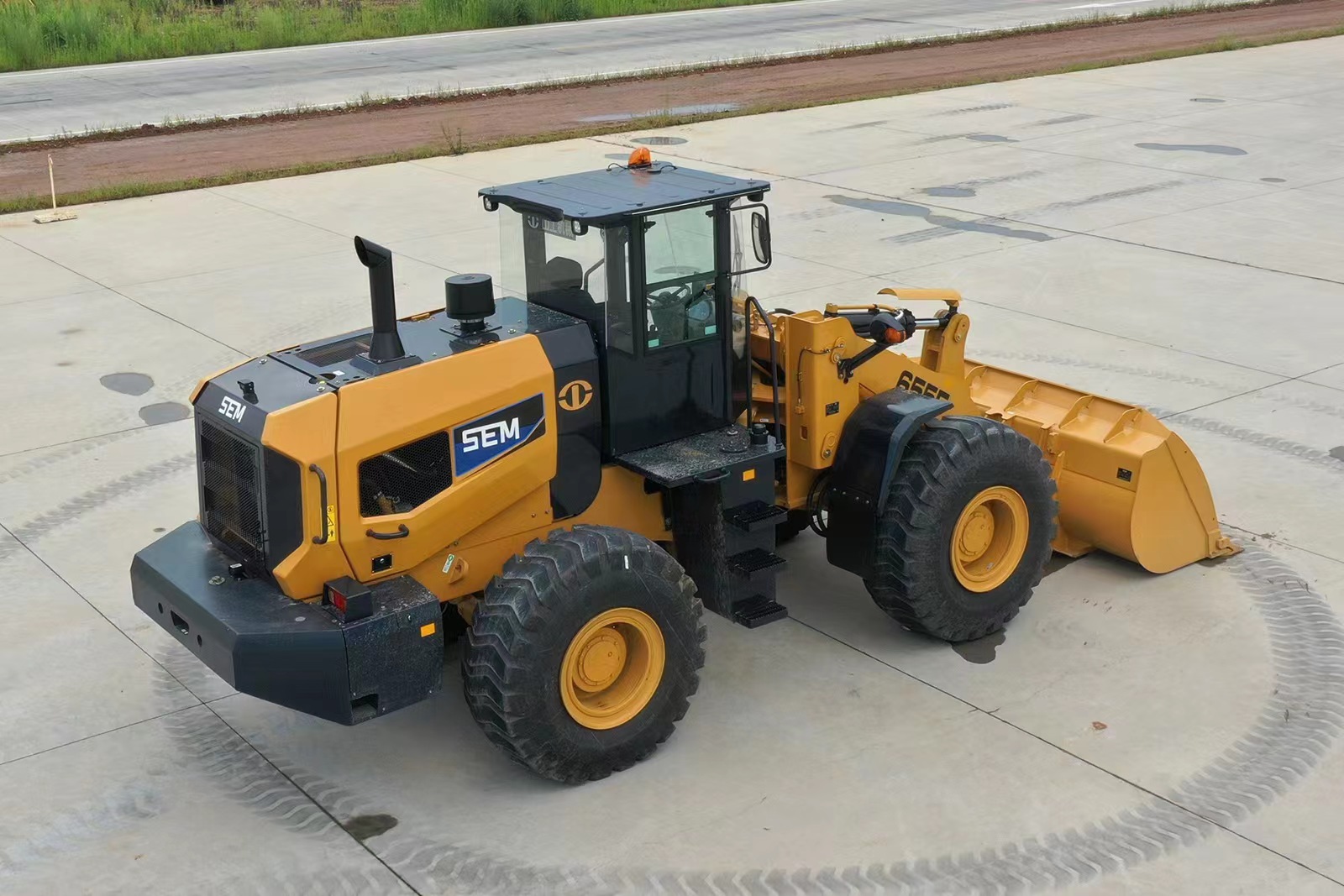 2025 Earthmoving Machinery SEM 655F