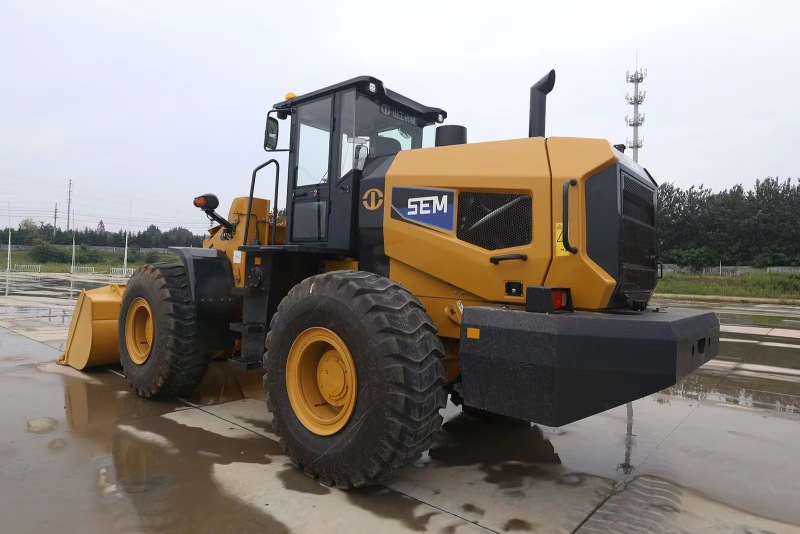 2025 Earthmoving Machinery SEM 655F