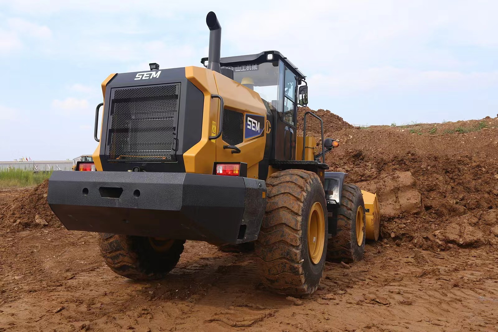 2025 Earthmoving Machinery SEM 655F