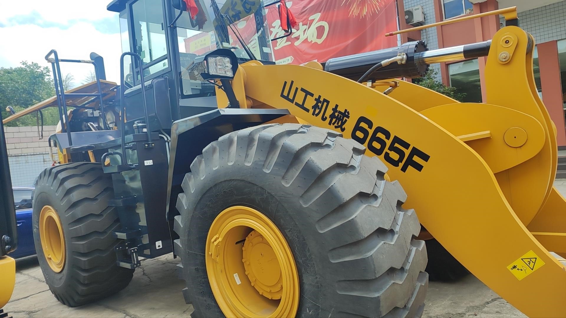 2025 Earthmoving Machinery SEM 665F