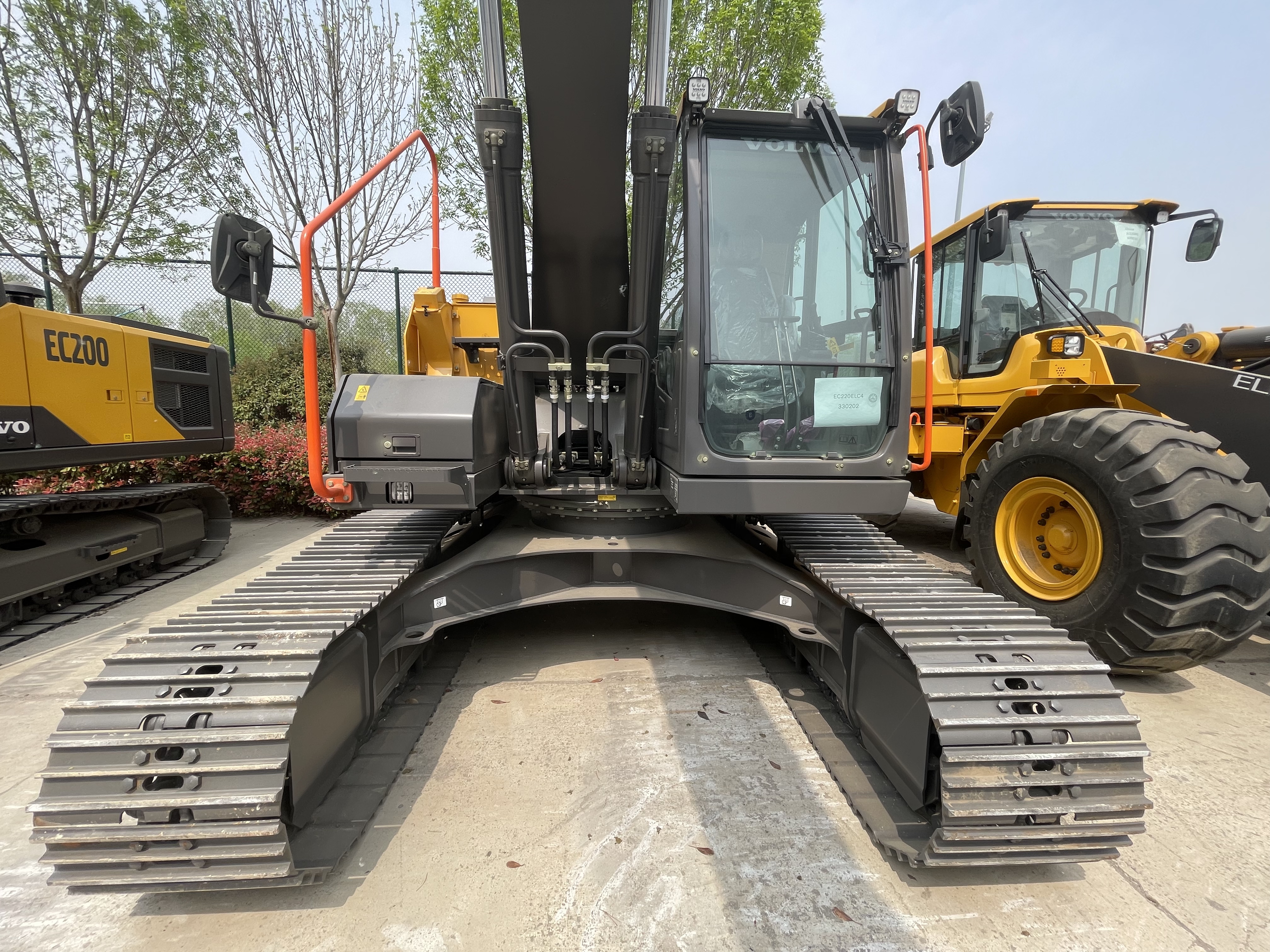 2025_excavators_volvo_ec220