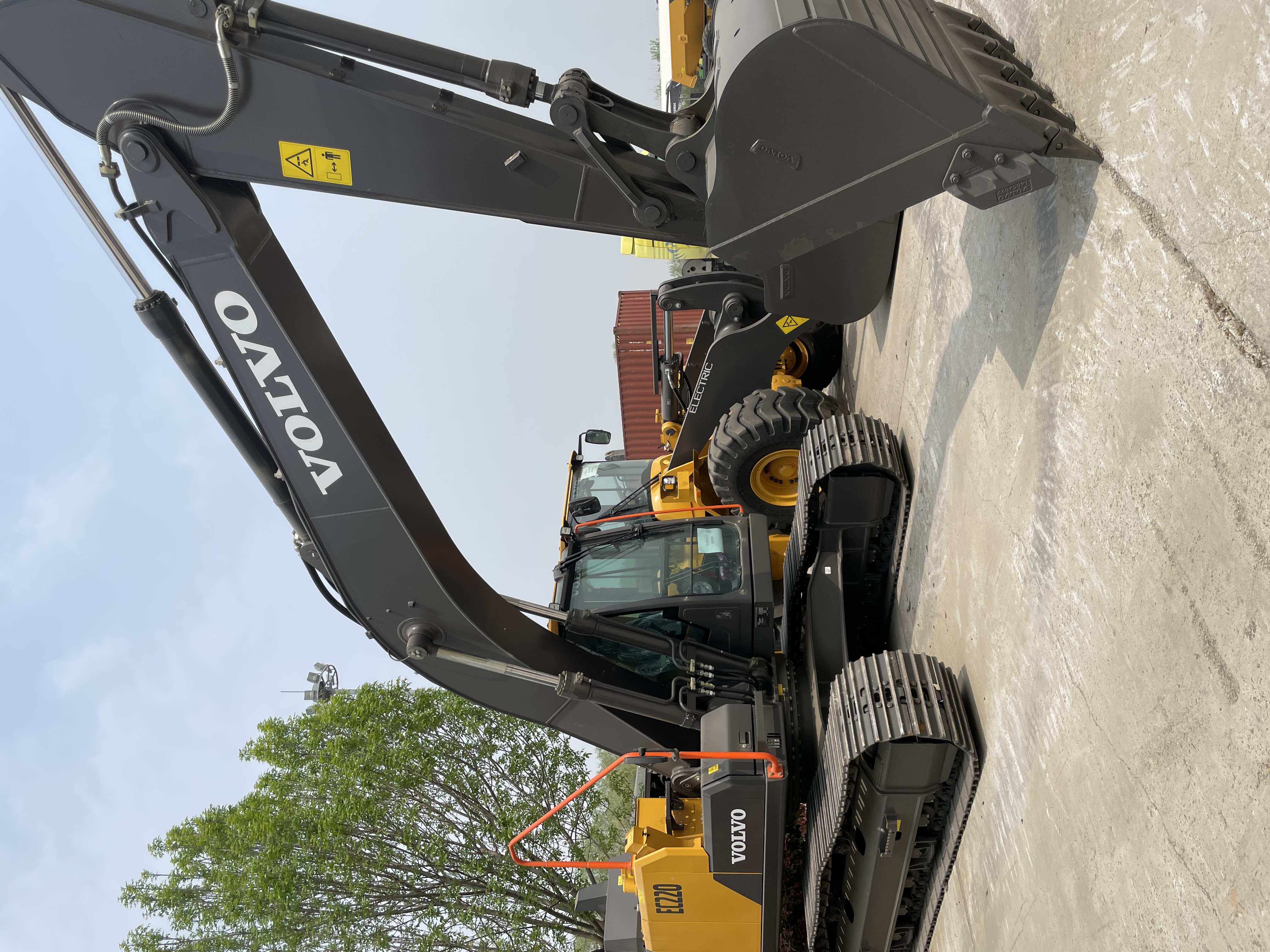 2025_excavators_volvo_ec220